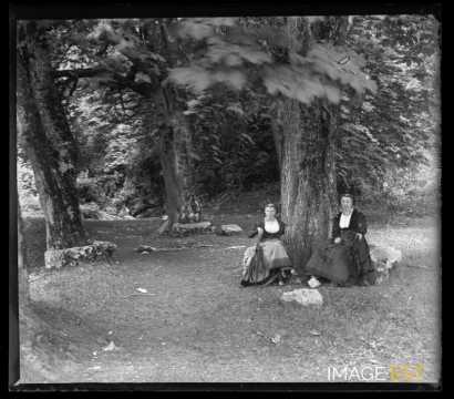 Deux femmes en costume traditionnel (Aix-les-Bains)